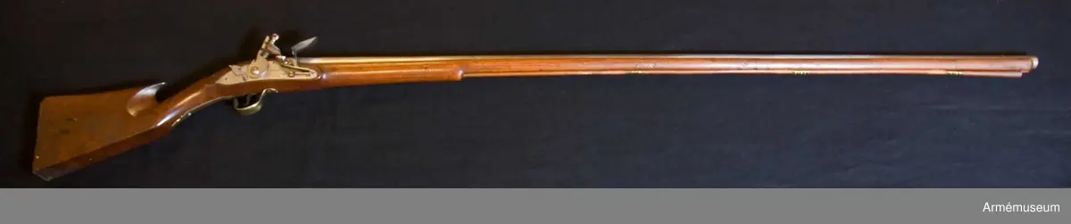 Grupp E XIV.
Loppets relativa längd är 75,8 kal.Afrikanskt gevär med flintlås. Pipan är längre och kolvens form  är annorlunda än på AM.049655-9. Barker. På kolven högra sida återfinns numren 26 och 166.