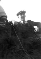 "Pappa seglar. Carl Andersson -40 TALET. Som rorsman."