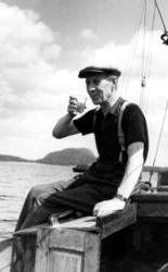 "SKÅL!" Båtbyggare Carl Andersson lyfter glaset