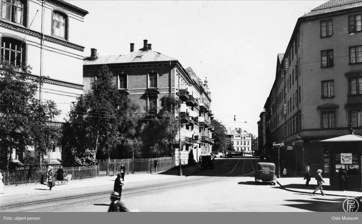 gateløp, bygårder, Vestheim privatskole, gatehjørne, gateliv, mennesker, bil, kiosk