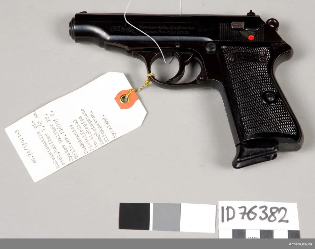 Grupp E III.
Halvautomatisk pistol.