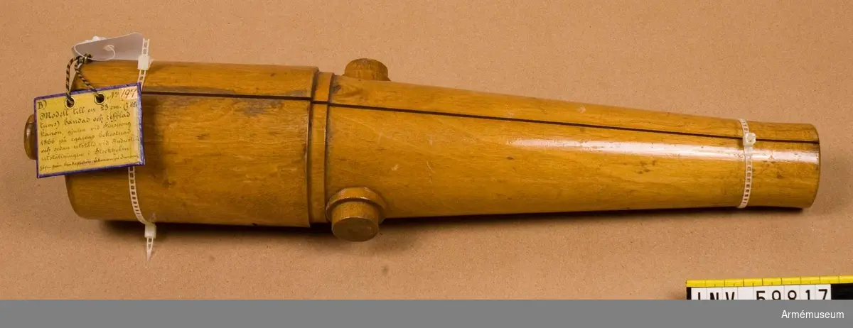 Grupp F I.
Modell av trä till 23 cm (7.62") räfflad, fram- laddad och bandad kanon av järn. 