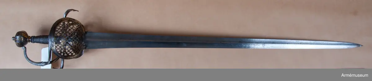 Klingan är tveeggad med höga ryggar. Upptill är den ganska bred, men smalnar av rätt kraftigt mot spetsen. På bägge sidor är den upptill prydd med etsade  ornament samt på yttre sidan med en bild av Bernhard av Weimar inom medaljongram. Högre upp på samma sida finns inskriften "ME FECIT SOLINGEN 1652" inom rektangulär ram. På innersidan finns, utom ornamenten, Gustaf II Adolfs porträtt inom samma sorts ram som porträttet på yttersidan samt längre upp inskriften "...HENS  TESCH WIERSBERG" inom rektangulär ram. De tre första bokstäverna är utslipade. Omskrifterna kring bägge porträtten är till stor  del oläsliga. Klingan är daterad till 1652. 

Fästet är av förgyllt järn och från 1620-30. Knappen är åttkantig med svagt försänkta kanter och har närmast formen av ett uppifrån något tilltryckt klot. Nitknappen är hög, men av senare datum än resten av fästet. Halsen har upp och nedtill en skivliknande förstärkning. 
Kaveln är spolformig. Upp- och nedtill har den en omkring 6 mm bred krans av överspunnen järntråd, men i övrigt är den lindad med tre järntrådar av vilka en är grov och två är fina. Alla är hopsnodda av två parter. Den grova och en av de smala är snodda åt samma håll, men den andra smala åt det motsatta. Kaveln är av senare tillverkningsdatum än resten av fästet. Parerstången har fyrkantigt tvärsnitt, är vertikalt S-formigt och vidgas vid ändarna. Den främre änden är starkt svängd inåt, den bakre utåt.
Handbygeln har också fyrkantigt tvärsnitt  och en kant går som rygg på respektive ytter- och innersidan. På mitten är handbygeln rätt starkt utvidgad. Dess övre ände är utbildad till en sorts uppåtvänd knapp och vidrör, men är ej fäst vid fästets knapp. 
Från korset går både fram och bak en rätt stor fingerhake nedåt. Från fingerhakarnas ändar utgår på yttersidan en stor parerbygel som är ställd snett uppåt, så att dess övre kant står högre än korset. På innersidan är denna bygel flat, men på yttersidan har den en rygg och på mitten är den utvidgad.
Parerbygeln är  utfylld med en vacker, närmast nätaktigt genombruten kupig parerplåt. Från bygelns övre kant utgår litet framför mitten en på inre sidan flat, men på yttre sidan med rygg försedd spång, som går till handbygeln, vilken den träffar på mitten. Också på innersidan av fästet finns en med genombruten parerplåt utfylld bygel, vilken dock är mindre än den på yttersidan och vars övre kant står åtskilligt lägre än korset. 
Från överkanten utgår en bit på vardera sidan om mitten en spång, vilkas spänger uppåt förenar sig till en tumbygel, vilken går i båge till korset. Klingan, som saknar ansats, har inte urspungligen hört samman med fästet. Fästet är minst 20 år äldre än klingan.