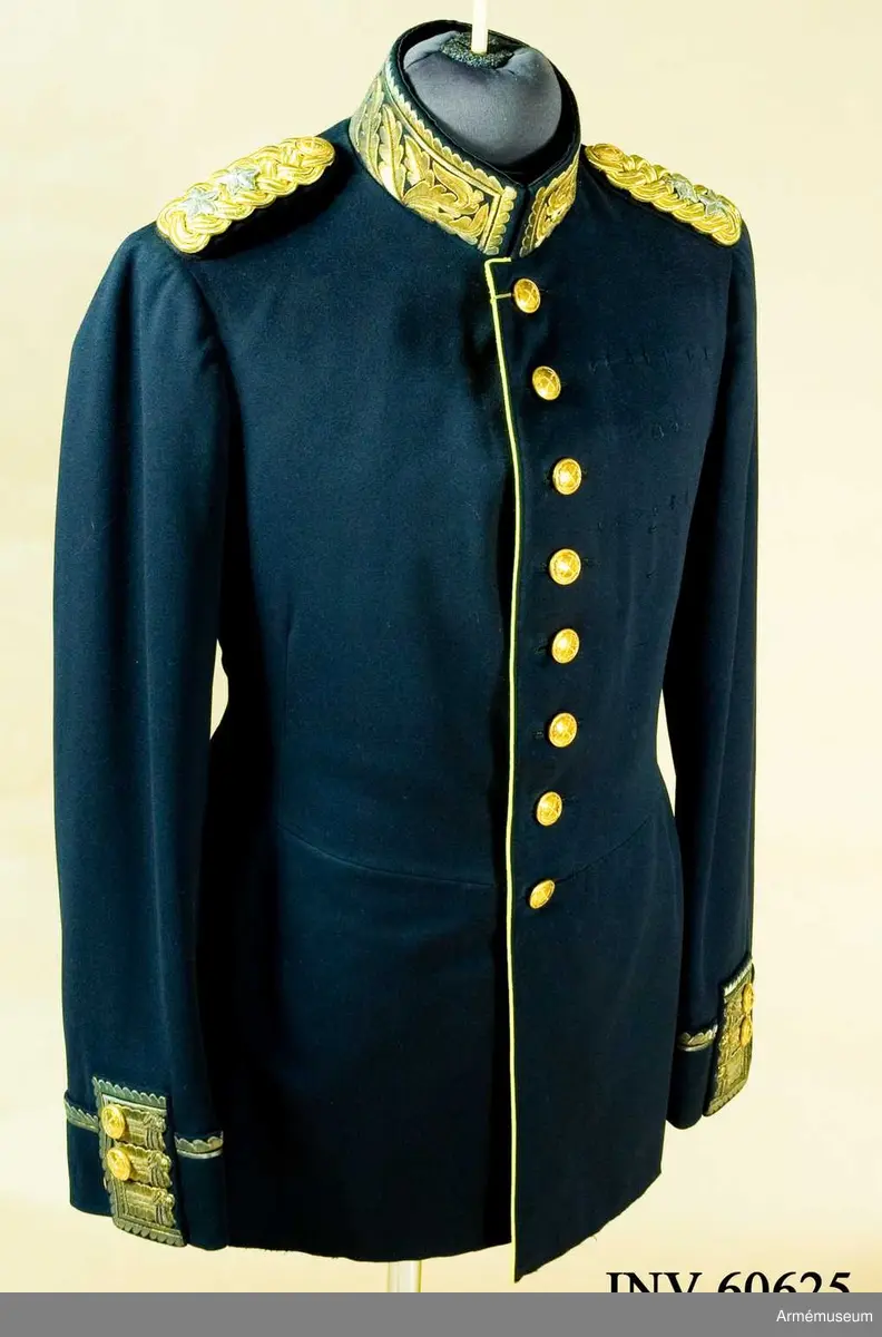 Med axelklaffar m/1899 för generallöjtnant.