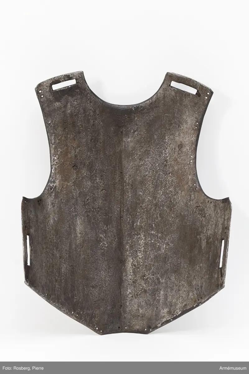 Grupp D IV.
Bröstharnesk, 1683 ca. På framsidan mästarestämpel E S .: ej synligt kulmärke. På  insidan till vänster kronstämpel, till höger 18.