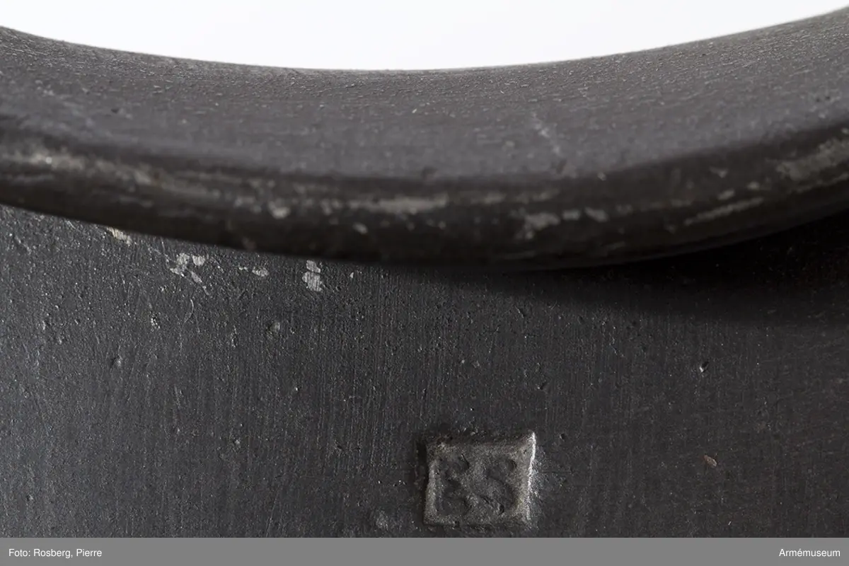 Grupp D IV.
Bröstharnesk, 1683 ca. På framsidan mästarestämpel E S .: ej synligt kulmärke. På  insidan till vänster kronstämpel, till höger 18.