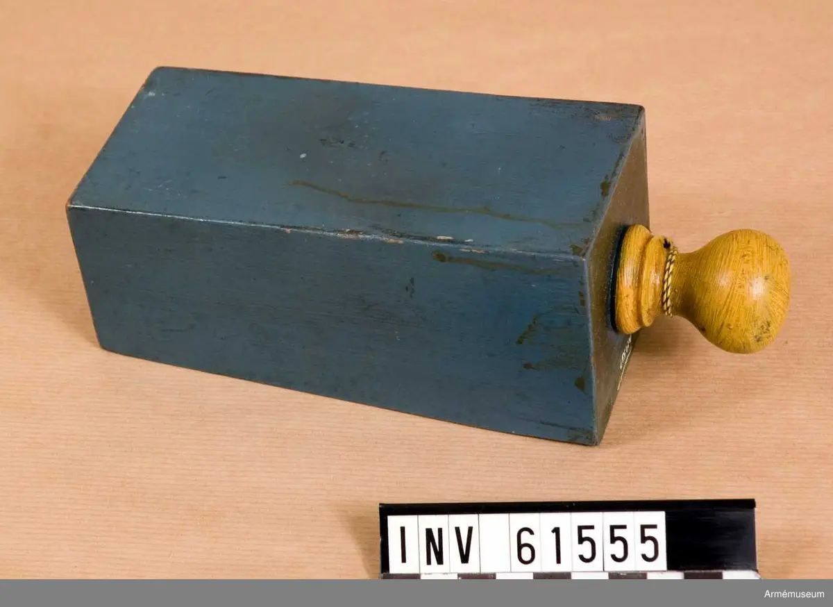 Grupp F I. 
Kapten F A Spaks katalog 1888. 
Försedd med hertig Carls (Carl XIII) krönta, dubbla namnchiffer på kammarstycket.  
Till modellen hör lavett, två anmarschbommar, handspik och två riktkilar. Allt tillverkat senare.