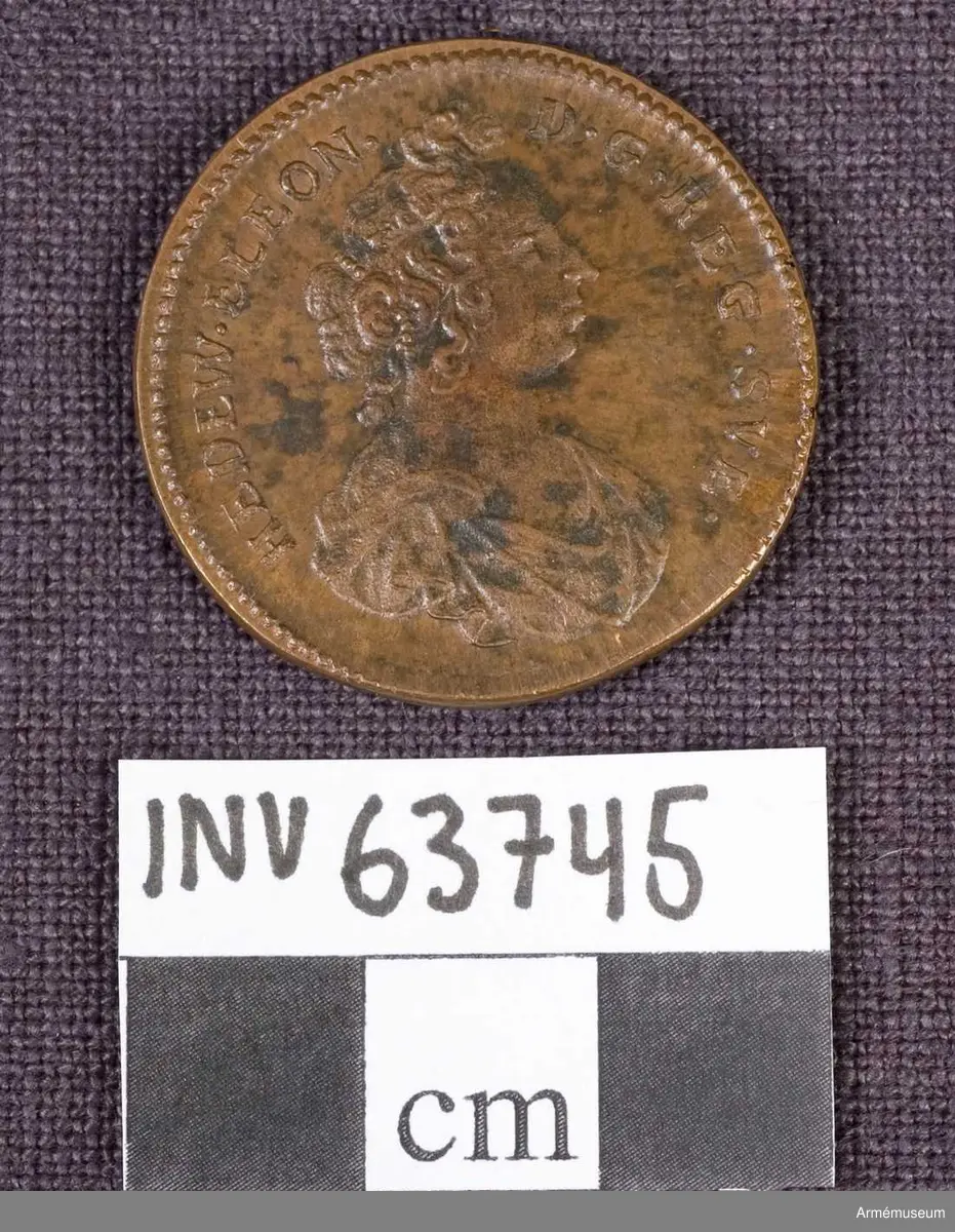 Medalj av 6. storleken. Drottning Hedvig Eleonora förordnad såsom förmyndare för Konung Carl XI. Medaljen är av brons och pärlkantad på båda sidor.

ÅTSIDAN: "HEDEW.ELEON. D.G.REG.SVE". Bröstbild åt höger med pärlsnöre i nackhåret samt mantelveck.

FRÅNSIDAN: "DIRIGIT.ET.FIRMAT." Änkedrottningen i antik dräkt står med högra handen vilande på ett antikt styre. Den vänstra handen vilar på ett ankare.