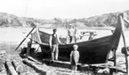 Skrivet på vidhängande papper: 2-dra stadiet: Här har Anders Mattsson i Kongsviken, Bohuslän, bordfyllt underskrovet och håller på med vändgången.
Fotograferat av: G.B.G. historiska museum
Fotot är taget: 1906