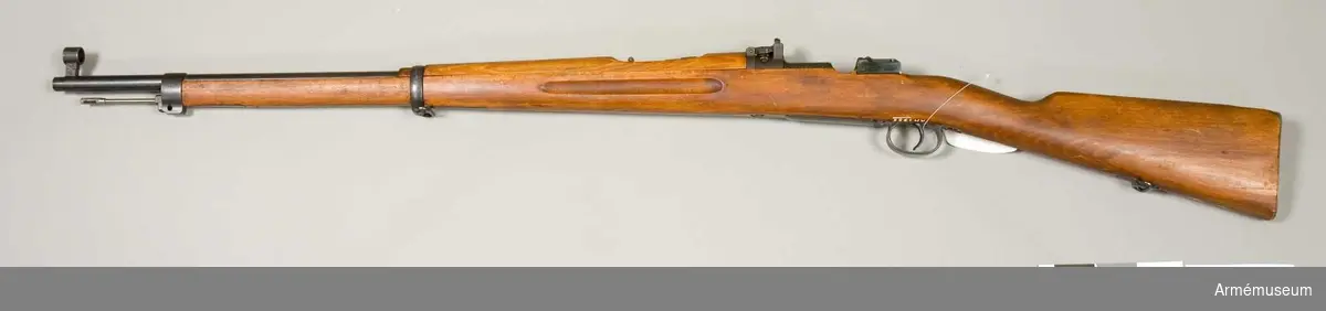 Gevär m/1896 med hålsikte m/Hellqvist. Kungl. Armétygförvaltningens demonstrationssats över civila riktmedel för gevär. Godkänd av Skytteförbundets Överstyrelse i samråd med KATF 1949-04-25. Geväret nr 12 i försöksserien. Hålsikte, korn och kornskydd i m/Andersson, alla tillverkade av  Andersson.