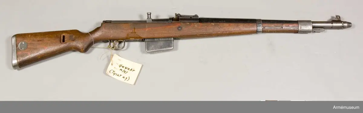 Gevär m/1941 (G 41), halvautomatiskt, Tyskland.
Består av: 1 gevär, 1 gevärsrem.