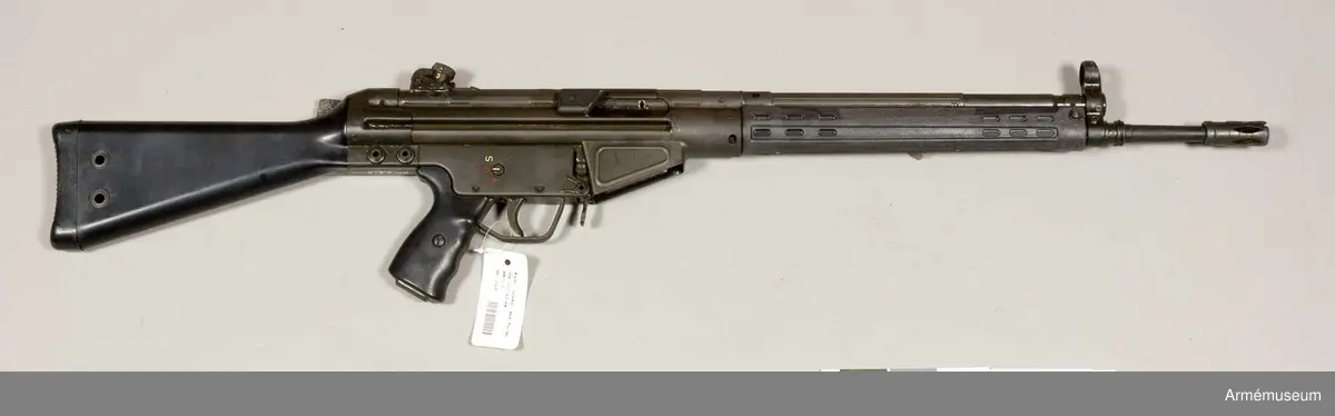 Automatkarbin Ak4 bestående av:  1 automatkarbin AK 4, 4 magasin, (magasinet rymmer 20 patroner), 1 gevärsrem m knapp, 1 karbinhake, 1 tilläggshake, 1 läsklina m fodral, 1 borstviskare, 1 läskända, 1 universalnyckel, 1 låsbult f underbeslag, 2 fjädrar f utdragare, 1 utdragare, 1 fjäder f tändstift, 1 låsbult f kolv, 1 etui av plast f tillbehör och reservdelssats, 1 mörkerriktmedel m fodral.