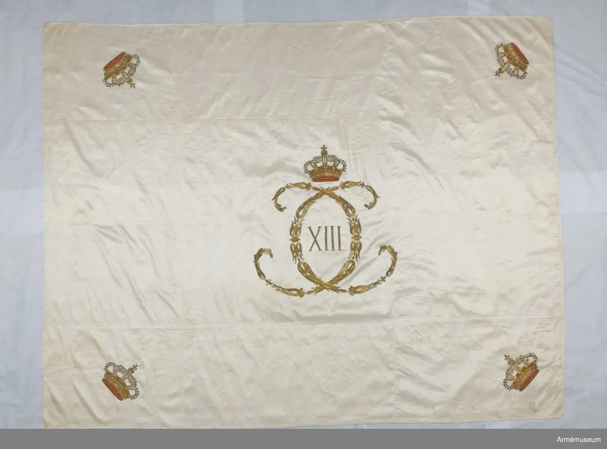 Duk: Tillverkad av enkel vit sidenkypert, sydd av tre horisontella våder. 

Dekor: Broderad, Karl XIII:s namnchiffer, dubbelt C inringande XIII, krönt med sluten krona. Slutna kronor i hörnen. Dukens ytterkant skodd med vitt siden, 15 mm bred.