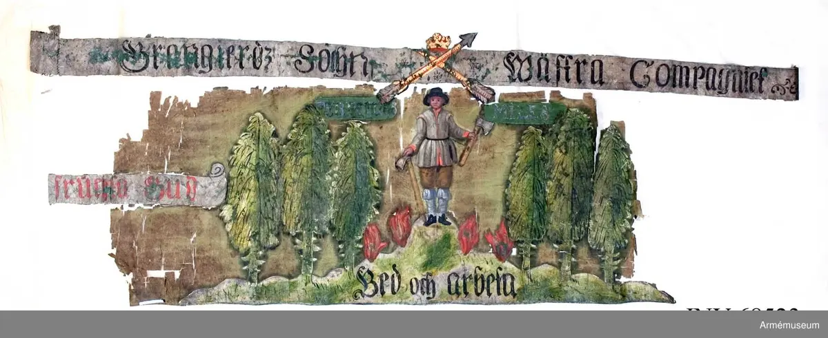 Helt bemålad duk på siden. Troligen från Stora nordiska kriget. Två korslagda pilar krönt med öppen krona (Det vill säga Landskapet Dalarnas vapenbild). En bergsman stående på en sten med fyra flammor omkring. En yxa i vardera handen. Omkring skog. Fragment. Text Överst: GRANGIERDZ SOCHN WÄSTRA COMPAGNIET. Under till vänster FRUCHTA GUD. Längst ner: BED OCH ARBETA. Överst i motivet: PERPETUUS MILES. 