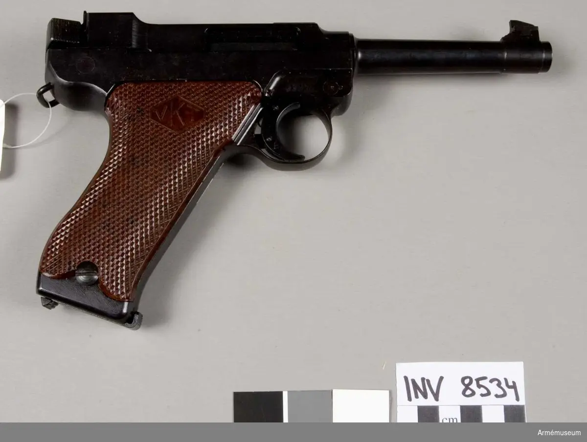 Halvautomatisk pistol modell L-35 (m/1935) system Lahti, Finland. Tillverkningsnr 6867. Handgrepp av konstmassa, märkt VKT. Märkt L-35 Valmet VKV. Bestående av 1 st pistol, 1 st magasin 8-skotts, 1 st magasinsfyllare.