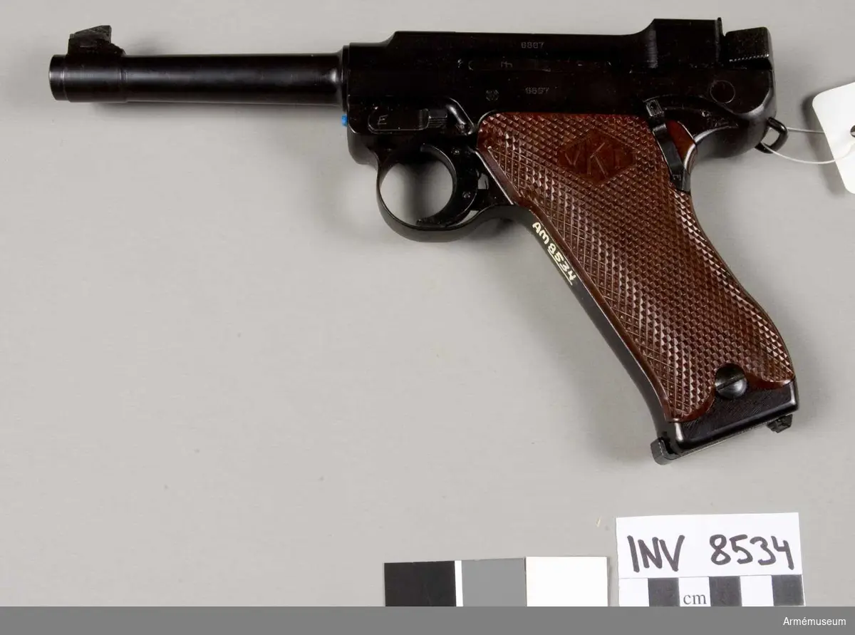 Halvautomatisk pistol modell L-35 (m/1935) system Lahti, Finland. Tillverkningsnr 6867. Handgrepp av konstmassa, märkt VKT. Märkt L-35 Valmet VKV. Bestående av 1 st pistol, 1 st magasin 8-skotts, 1 st magasinsfyllare.