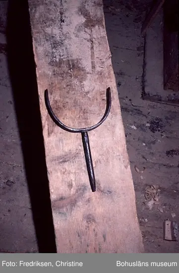 Motivbeskrivning: "Båtbyggare Johan Olsson, Brevik, Lyrön. (fotograf: Christine Fredriksen)." "Mothållare använd vid klinkning av bord."
Datum: 1980-09-08.