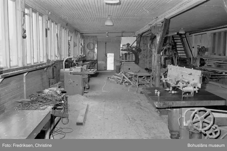 Motivbeskrivning: "19800520. Myrens Mekaniska Verkstad, Strömstad. Snickarverkstaden, nederplan. Till höger i bild en fräsmaskin. NV."
