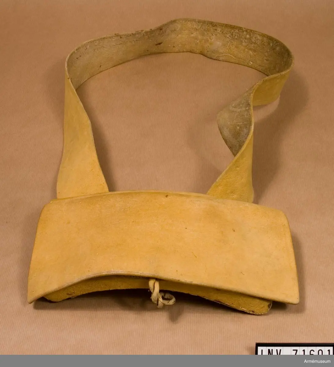 På insidan, under locket finns en ficka. Insatsen är gjord av bleckplåt med plats för 13 patroner med 18 mm kailber.