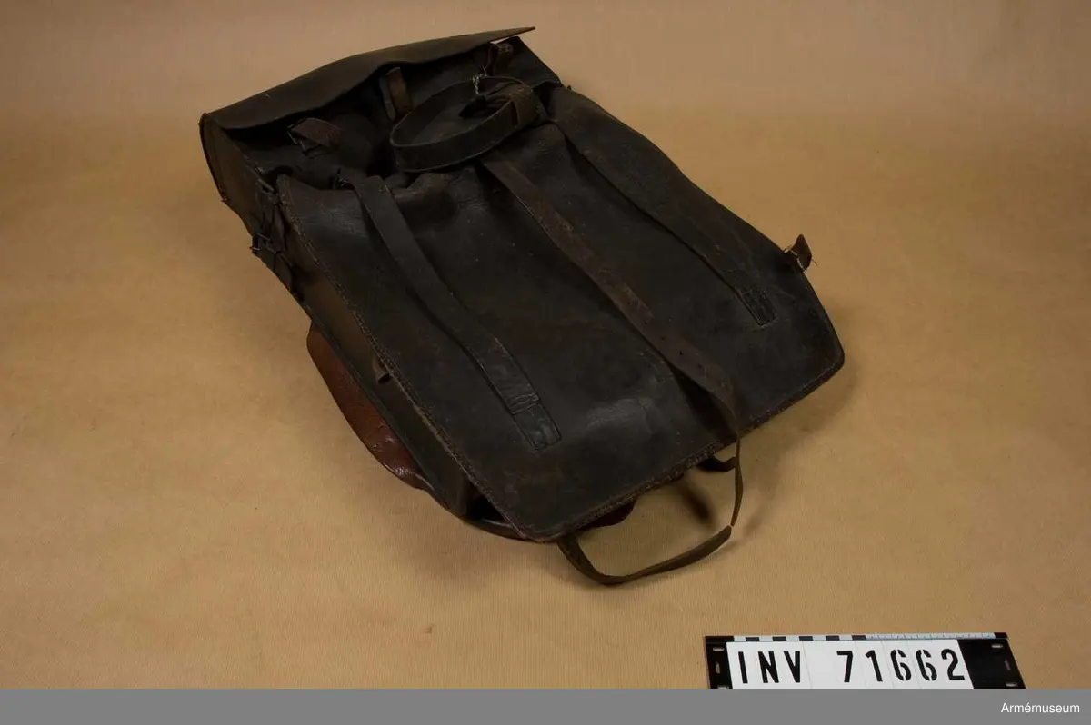 Grupp C II.
Ränsel av läder med en fastspänd väska ovanpå samt hållare för en dricksflaska m/1848.