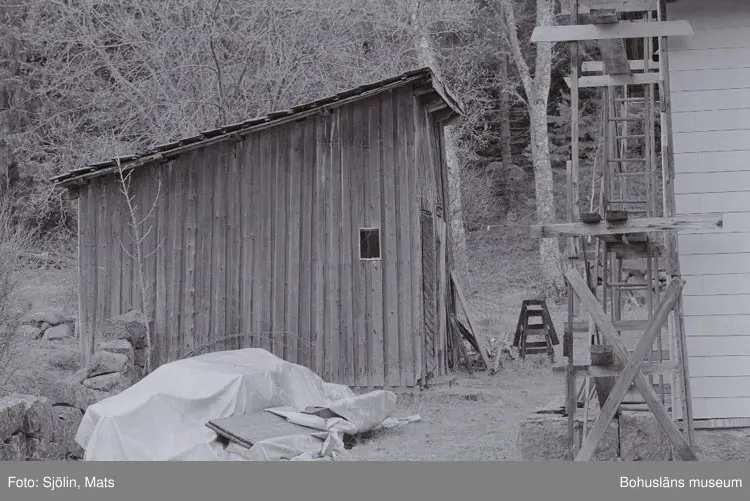 Bohusläns samhälls- och näringsliv. 2. STENINDUSTRIN.
Film: 4

Text som medföljde bilden: "Vedbod. April -77."