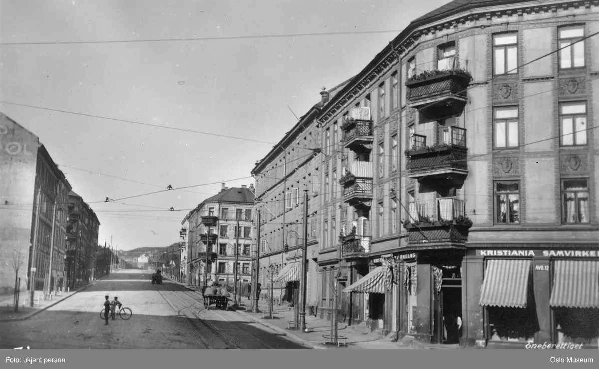 gateløp, bygårder, hestekjøretøyer, mennesker, gateliv