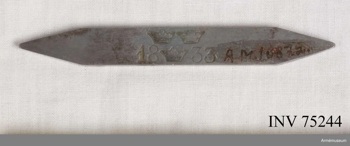 Grupp F. V. 
Märk-sticka- märkt- på ena sidan 6.K. No.1-3.155, på den andra sidan tre kronor och 1833.