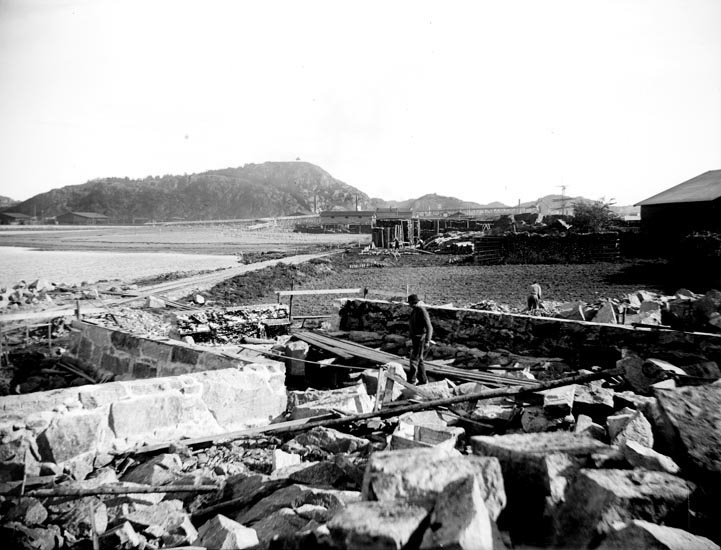 Enligt fotografens noteringar: "Grundläggningsarbeten."
Plats: Oljeslageriet, Badön." 
Datum: 5 Oktober 1898
Tid: Kl 12.15 m.
Ljus: Solsken, svagt
Bländare: No 1
Objektiv: Svenska Express
Exponering: Hastighet No. 3
Framkallning: Hydrochinon, Eikonogén