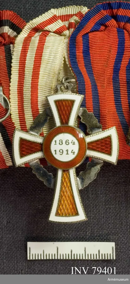 Grupp M II. 
Burna av överste Victor Landegren, f. 1870, off 1891, överste och chef för Bohusläns regemente 1923.