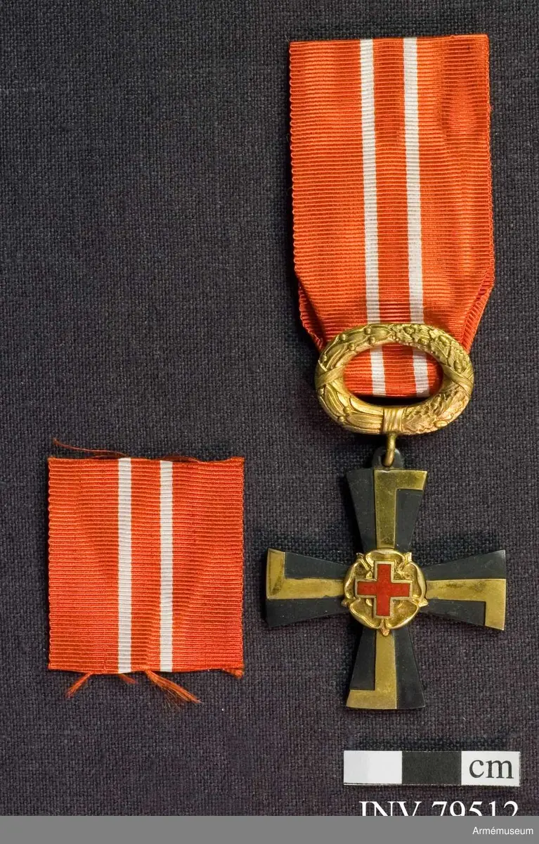Ordenskors med årtalet 1941, Krans med lager och eklöv, Band, rött med vita ränder. 
För riddare, läkare, III.klass av finska frihetskorset.