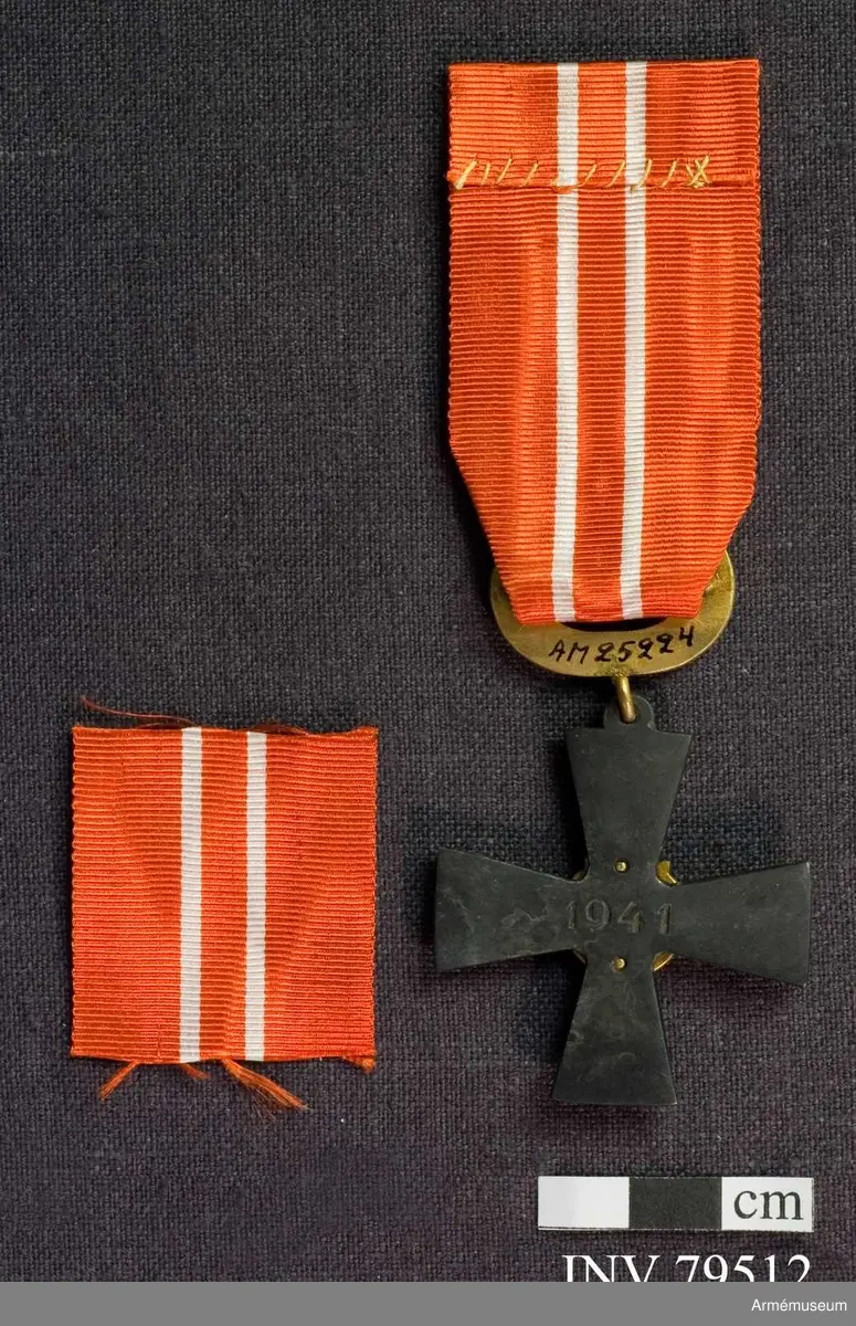 Ordenskors med årtalet 1941, Krans med lager och eklöv, Band, rött med vita ränder. 
För riddare, läkare, III.klass av finska frihetskorset.