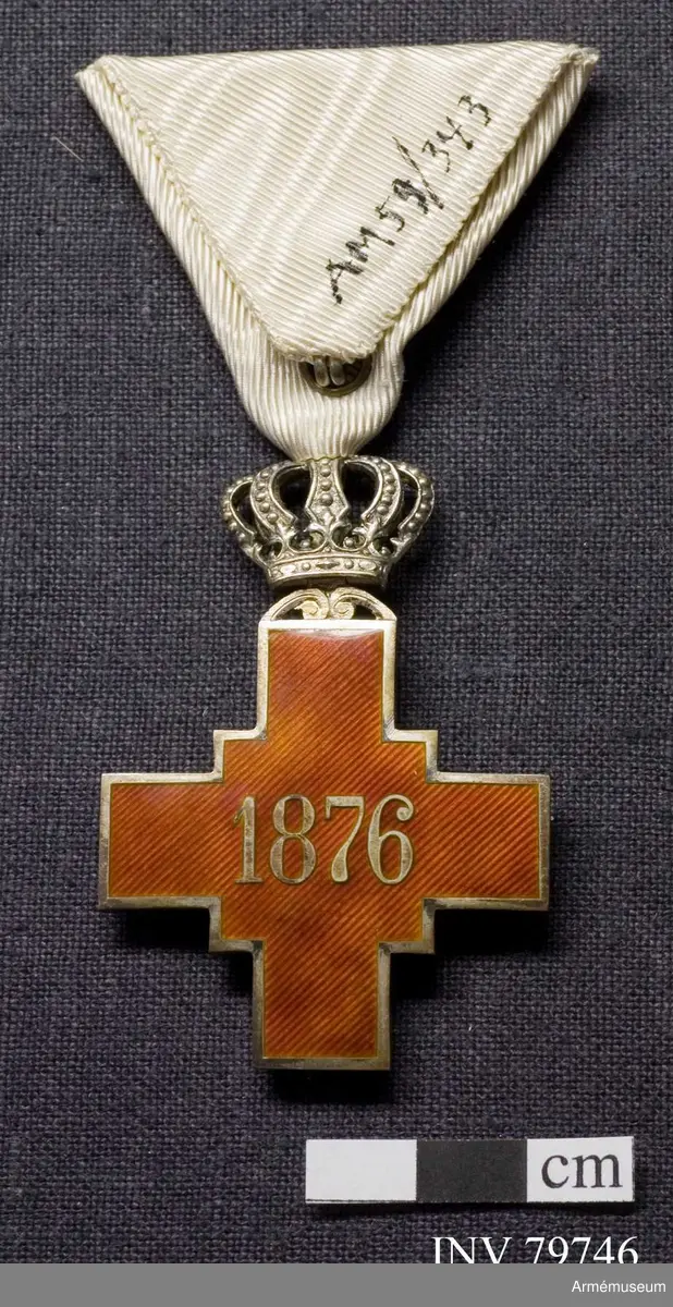 Ordenstecken i form av ett kors i silver med röd emalj på båda sidor. På framsidan kungadömet Serbiens vapen, en dubbelhövdad örn med en krona ovanför. Ovanpå korset en krona med ögla för att fästa bandet.

På baksidan finns inskriptionen: "1876", datum för etableringen av Serbiens Röda Kors.

Korset bars i ett vitt band när det tilldelades för insatser under fredstid och vitt med röda ränder på kanten för insatser under krig.