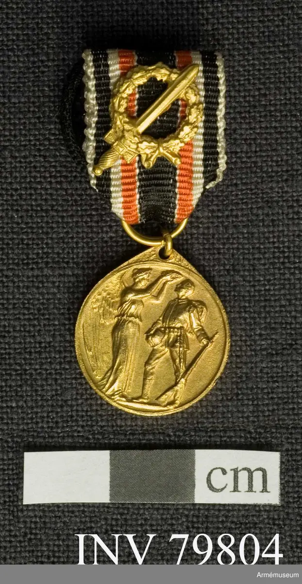 Grupp M II.
Guld jämte miniatyr.
