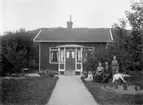 Familjen Palmqvist framför hemmet Bajan i Munkedal på 1910-talets slut.