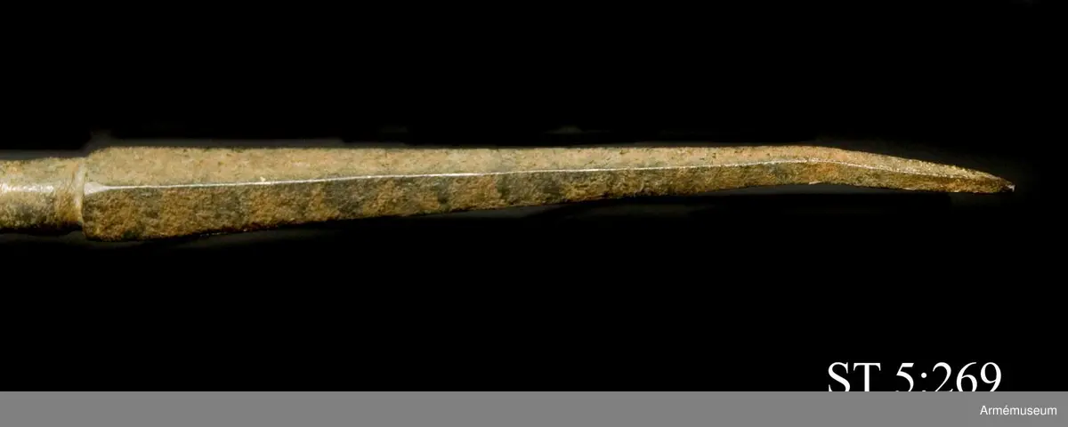 Ylleduk med infällning och målning.

Upptill vid stångsidan infälld Dannebrogen . Mitt på duken målat sex hjärtan i två rader.