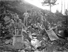 Vägbygge i Foss socken. Mannen med slokhatten är Axel Fredriksson, Rosendal eller Robert F Johansson(född i Foss).