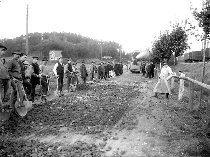 Enligt noteringar: "Vägarbete på Stationsvägen. Till höger Bohusbanan och huset till vänster prostinnan Möllers hus, byggt 1907." (BJ):