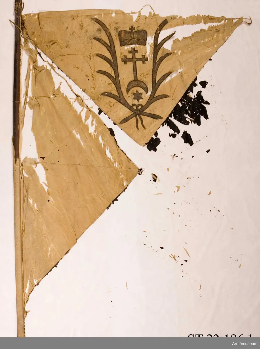 Duken ursprungligen ljusröd med svart St Andreaskors. I översta fältet syns det heraldiska vapnet för den litauiske storhetmanen Mykolas Servacijus Visnioveckis (Michal Serwaci Wisniowiecki). I nedersta fältet som nu är förlorat har enligt Hoffmans avbildning årtalet 1704 varit målat.