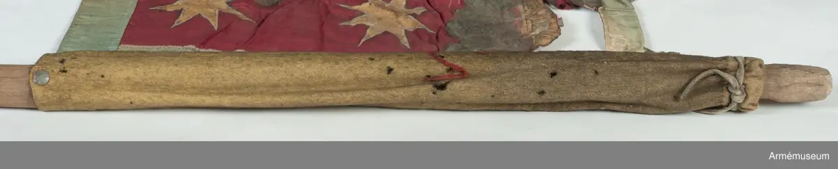 Duk av rött sidentaft kantat av ljusblå taft. I huvudfältet avbildas ärkeängeln Mikael som apokalypsens ryttare. Han stöter i en basun. I sina utsträckta händer håller han en bok och ett rökelsekar. Mellan händerna och över huvudet en regnbåge och under hans fot ett moln. I övre stånghörnet avbildas Jesus i ett moln. På dukens tungor är månskäror, stjärnor och svärd. All dekor är målad i guld och silver. På duken är en förtryckt etikett fastsydd där det framgår att fanan är en trofé från slaget vid Salociai.
Strumpa av gult kläde. Stången är ojämn och obehandlad. Troligen sekundär.