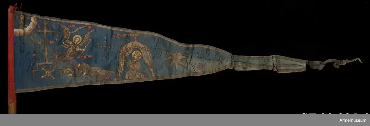 Duk av blå kinesisk sidendamast med målad dekor. Motivet föreställer den romerske kejsaren Konstantins vision av ett kors i skyn kvällen innan slaget vid Pons Mulvius år 312 e Kr mot Maxentius. En ärkeängel med svärd i handen (Gabriel?) svävar över den halshuggne Maxentius. Denna händelse ses som förklaring till att kristna kors började användas på militära fanor. Närmast stångsidan är också ett Golgatakors avbildat. Över detta syns ett moln där Kristus är avbildad. 
Strumpa av rött linne.