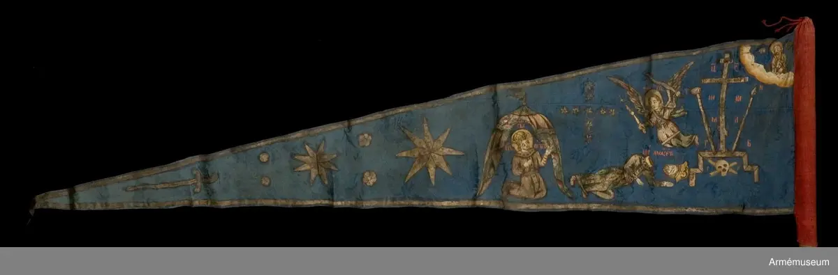 Duk av blå kinesisk sidendamast med målad dekor. Motivet föreställer den romerske kejsaren Konstantins vision av ett kors i skyn kvällen innan slaget vid Pons Mulvius år 312 e Kr mot Maxentius. En ärkeängel med svärd i handen (Gabriel?) svävar över den halshuggne Maxentius. Denna händelse ses som förklaring till att kristna kors började användas på militära fanor. Närmast stångsidan är också ett Golgatakors avbildat. Över detta syns ett moln där Kristus är avbildad. 
Strumpa av rött linne.