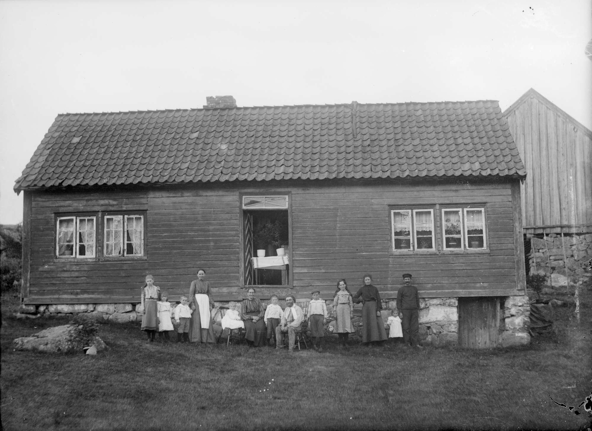 Familien Hovland samlet foran huset på Krossavodlen, Hovland på Eigerøy.