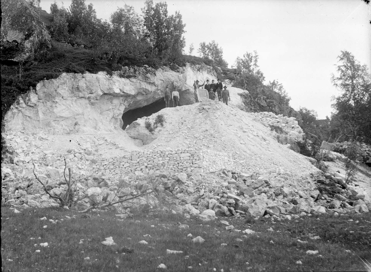 Feltspatgruve i Åsen ved Ollestad på Ualand