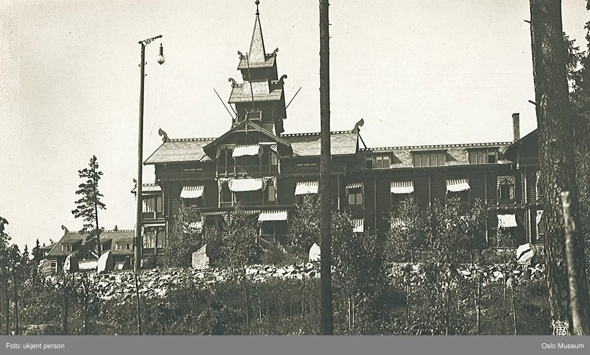 Holmenkollen sanatorium, gatebelysning