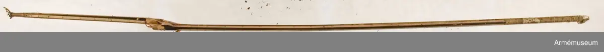 Stort fragment föreställande en krona. Uppsytt på brunt papper. Ett mindre fragment bestående av svart och vitt siden.
