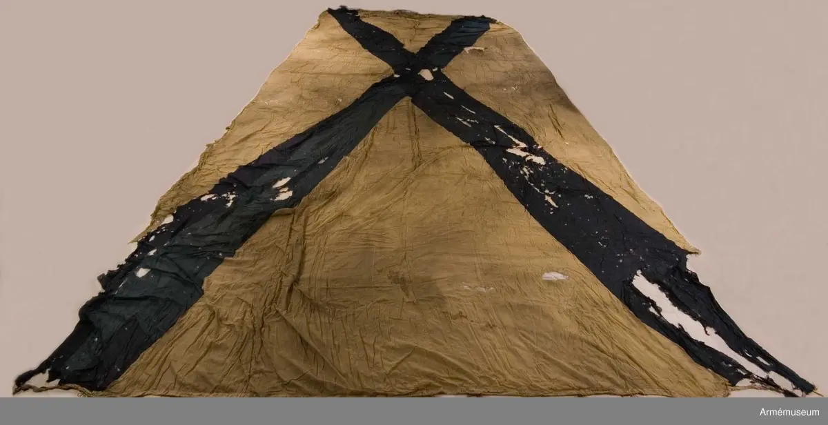 Flagga av fin flaggduk, vit med ett blått S:t Andreaskors. Vid stångsidan en förstärkning med snören som ska fästa flaggan i riggen. Även själva flaggan är förstärkt med extra lager blått tyg närmast stångsidan. "T 94" broderat på det vita fältet.