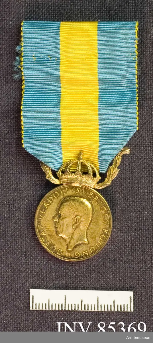 Grupp M II.

Svenska Röda Korsets förtjänstmedalj i guld (f, frånsidan), SRKGM/SM. Före 1923 Svenska frivilliga sjukvårdsväsendets förtjänstmedalj. Band: Kluvet i ljusblått, gult och ljusblått. Bandet är fäst vid en smal stång uppburen av två snedställda bladornament.