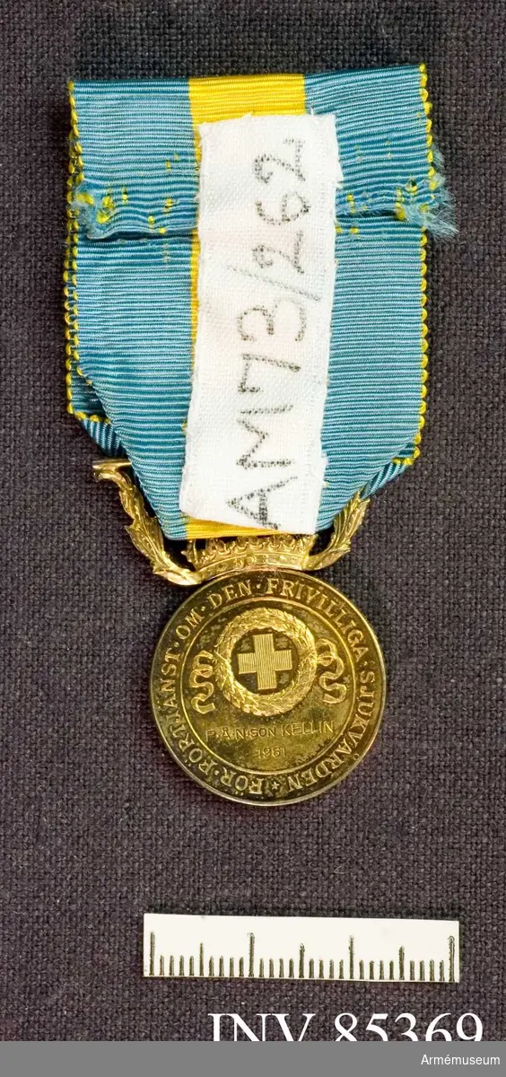 Grupp M II.

Svenska Röda Korsets förtjänstmedalj i guld (f, frånsidan), SRKGM/SM. Före 1923 Svenska frivilliga sjukvårdsväsendets förtjänstmedalj. Band: Kluvet i ljusblått, gult och ljusblått. Bandet är fäst vid en smal stång uppburen av två snedställda bladornament.