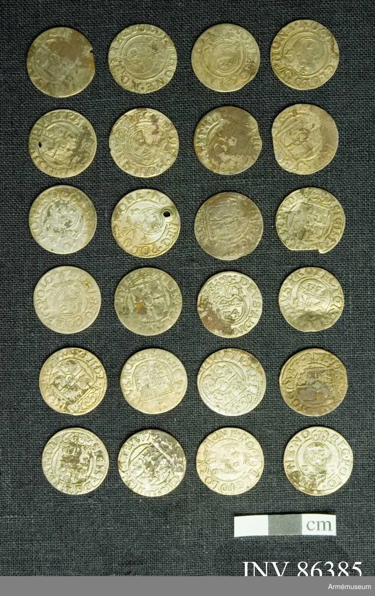 Grupp M.
En samling mynt funna vid Poltava.
Mynt förteckning:
Preussen Pommern 1/24 Thaler 1620-talet: 24 st.
G II A 1/14 riksdaler Riga 2 st.
Karl XI 1/24 riksdaler Riga 1669 1 st.
Christina 1/24 riksdaler Riga 4 st.
157 lösa mynt.
17 överskjutande
Totalt 188 st. (fattas 11 st).
 
Sigismund III 1/24 thaler, prägl. i Polen 1620 tal. 140ex.
Gust II Adolf, för Riga 1620 t. 23 ex. 
Christina 4 ex. 
Carl XI 1669 1 ex
1/24 thal för Mark Brandenburg, Preussen och Pommern alla från 1620 talet - 33 ex.

x) Ett ex till krigsarkivarien Steckzen d. 22/8 /1933 för att överlämnas som gåva till Verner von Heidenstam. 2007-01-24 /TW