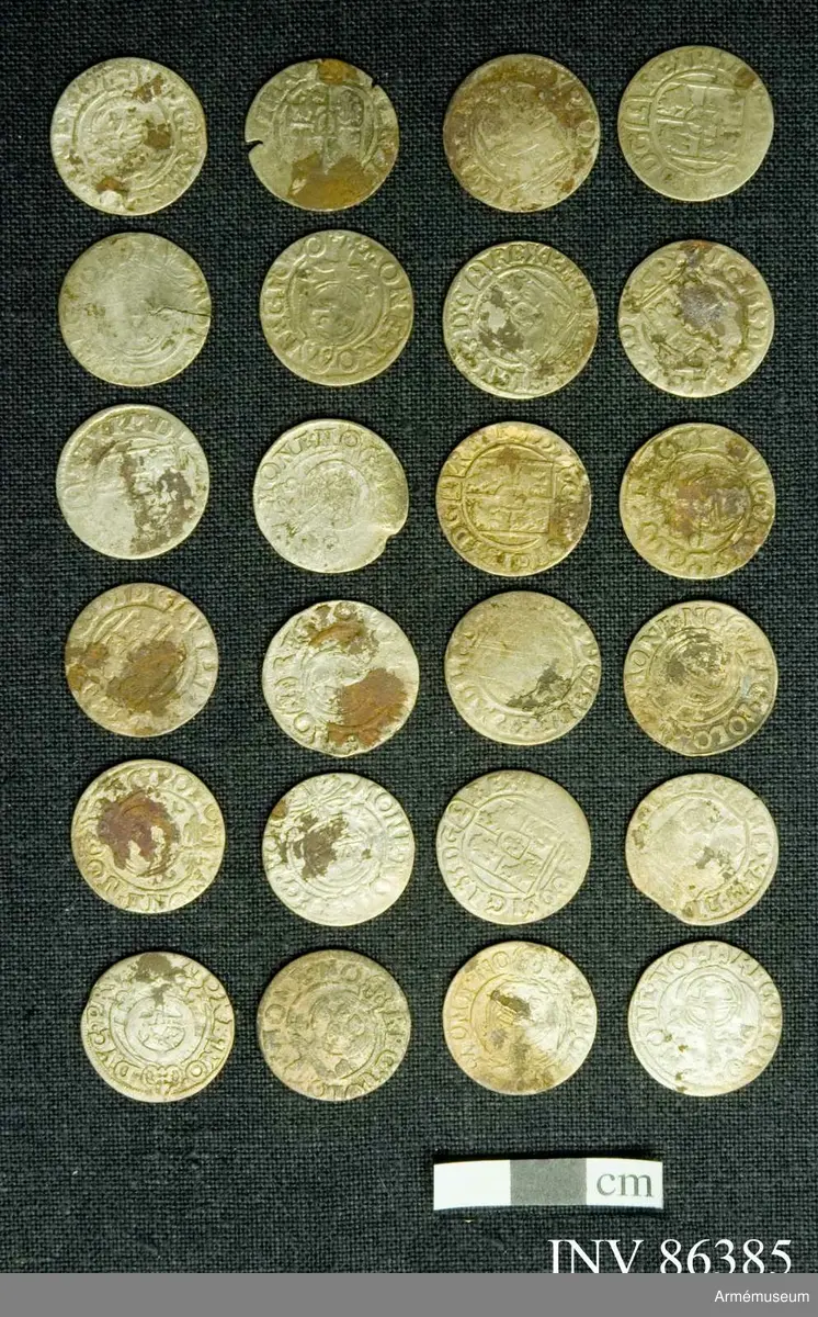 Grupp M.
En samling mynt funna vid Poltava.
Mynt förteckning:
Preussen Pommern 1/24 Thaler 1620-talet: 24 st.
G II A 1/14 riksdaler Riga 2 st.
Karl XI 1/24 riksdaler Riga 1669 1 st.
Christina 1/24 riksdaler Riga 4 st.
157 lösa mynt.
17 överskjutande
Totalt 188 st. (fattas 11 st).
 
Sigismund III 1/24 thaler, prägl. i Polen 1620 tal. 140ex.
Gust II Adolf, för Riga 1620 t. 23 ex. 
Christina 4 ex. 
Carl XI 1669 1 ex
1/24 thal för Mark Brandenburg, Preussen och Pommern alla från 1620 talet - 33 ex.

x) Ett ex till krigsarkivarien Steckzen d. 22/8 /1933 för att överlämnas som gåva till Verner von Heidenstam. 2007-01-24 /TW